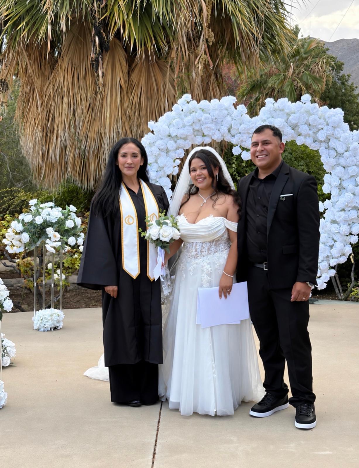 Pareja con su oficiante en El Paso