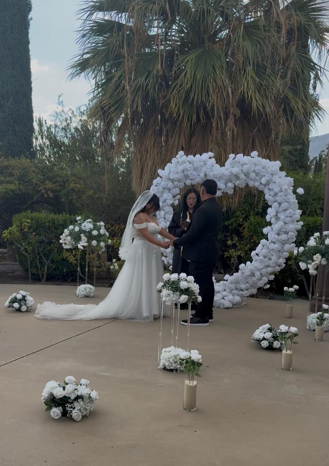 Ceremonia con arco de rosas blancas
