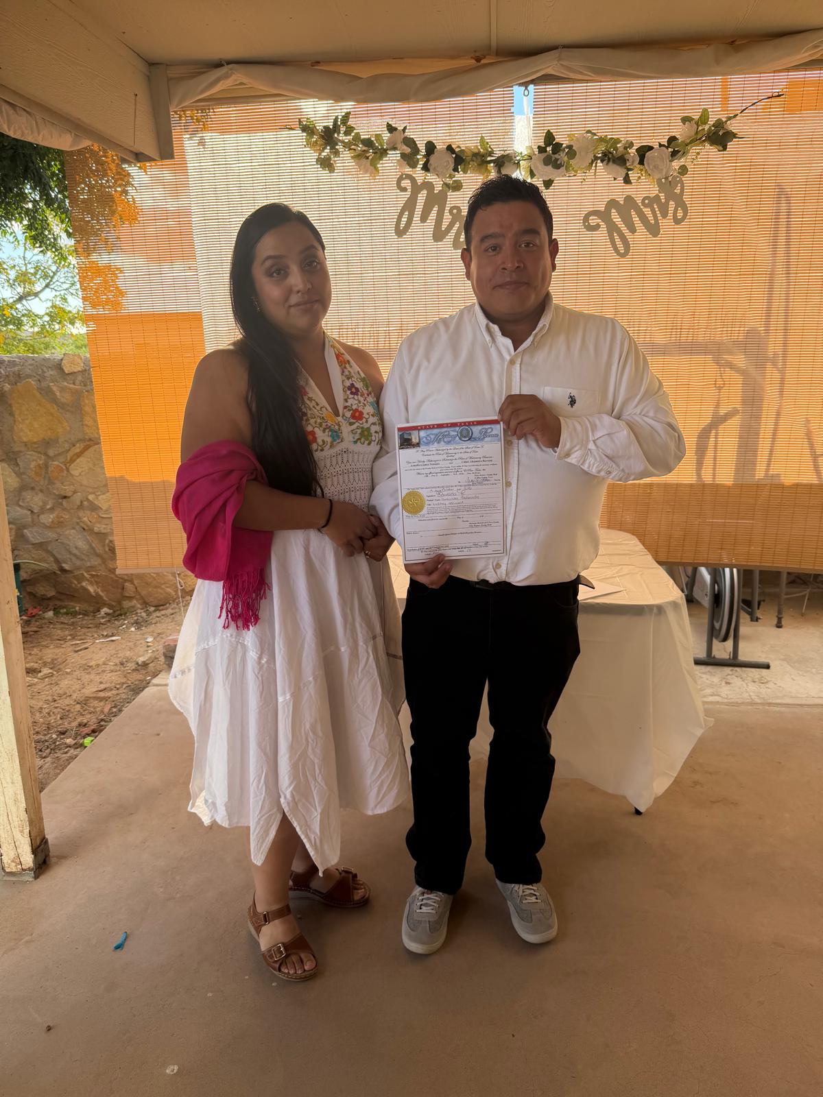 Recién casados con su licencia de Texas